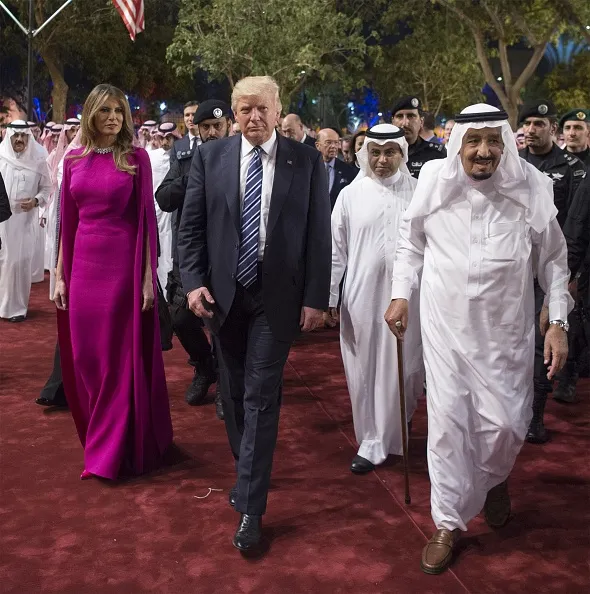 Доналд Трамп ва унинг хотини Саудия Арабистонига ташриф чоғида.